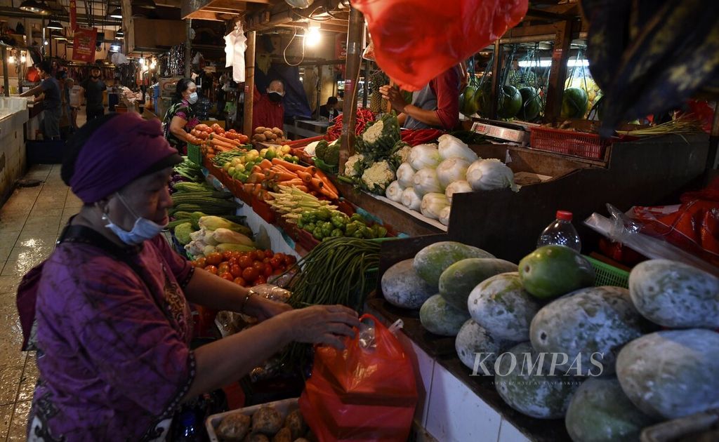 Warga berbelanja di Pasar Senen, Jakarta, Rabu (2/6/2021). 