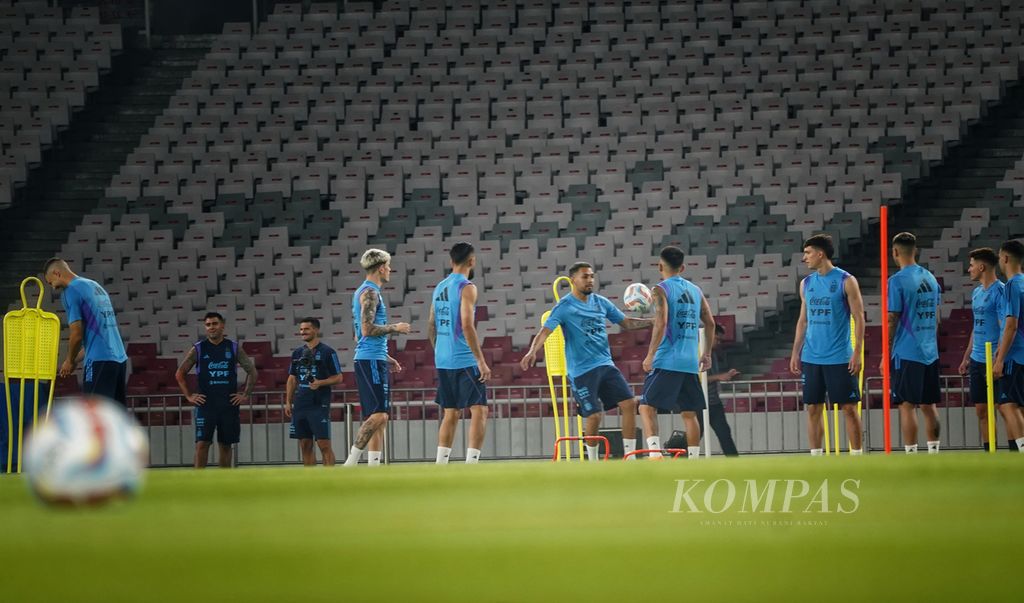 Suasana saat timnas Argentina melakukan latihan resmi untuk persiapan laga uji coba antara timnas Indonesia melawan timnas Argentina di Stadion Utama Gelora Bung Karno, Jakarta, Minggu (18/6/2023). 