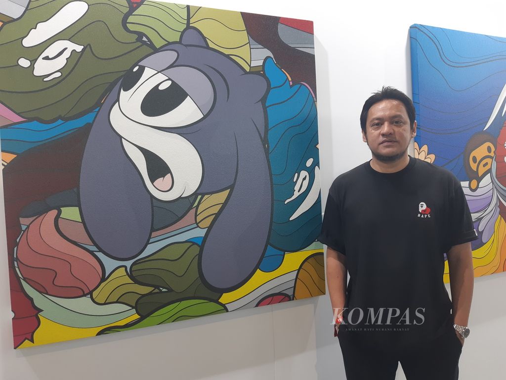 Arkiv Vilmansa menjadi satu-satunya seniman Indonesia yang ikut dalam Pameran Complexcon di Hong Kong, Minggu (24/3/2024). Ia membawa tiga lukisan andalannya yang tergabung dalam Bape Gallery. Pameran Complexcon diikuti 200 pelaku seni dari sejumlah negara di dunia.