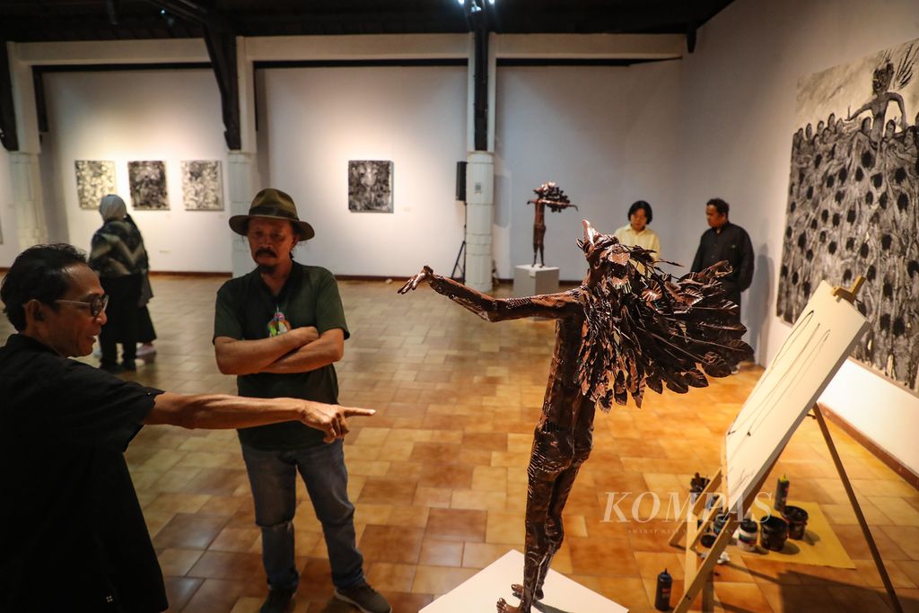 Pengunjung mengamati karya Putu Sutawijaya dalam pameran Lelampah di Bentara Budaya Jakarta, Kamis (14/9/2023). 