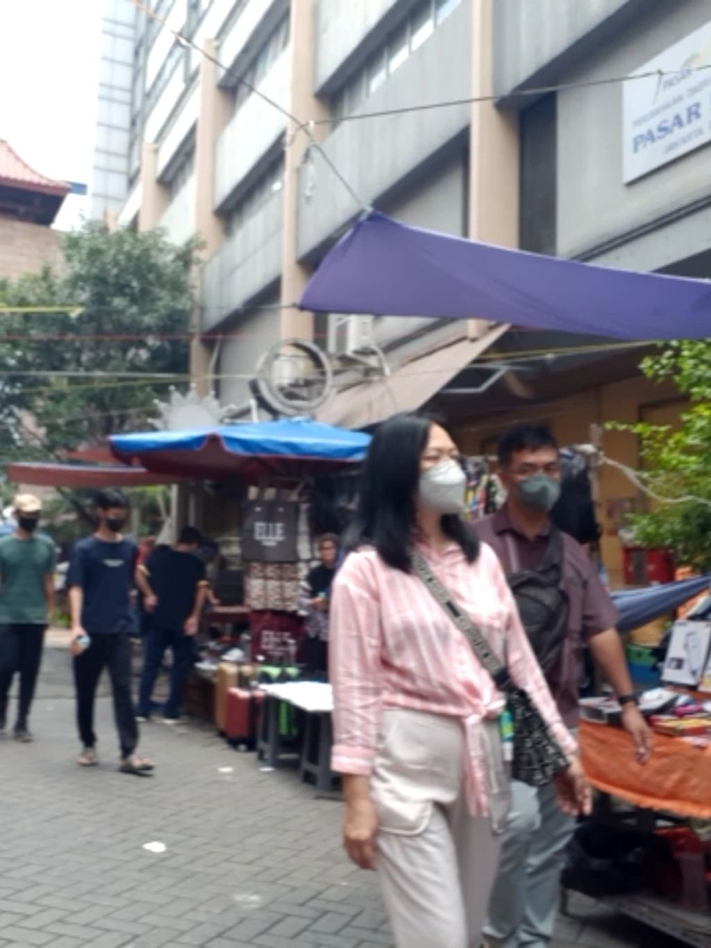 Suasana di Pasar Baru, Sawah Besar, Jakarta Pusat, saat <i>Kompas</i> menelusuri peredaran kosmetik ilegal pada Minggu (27/3/2022) siang.