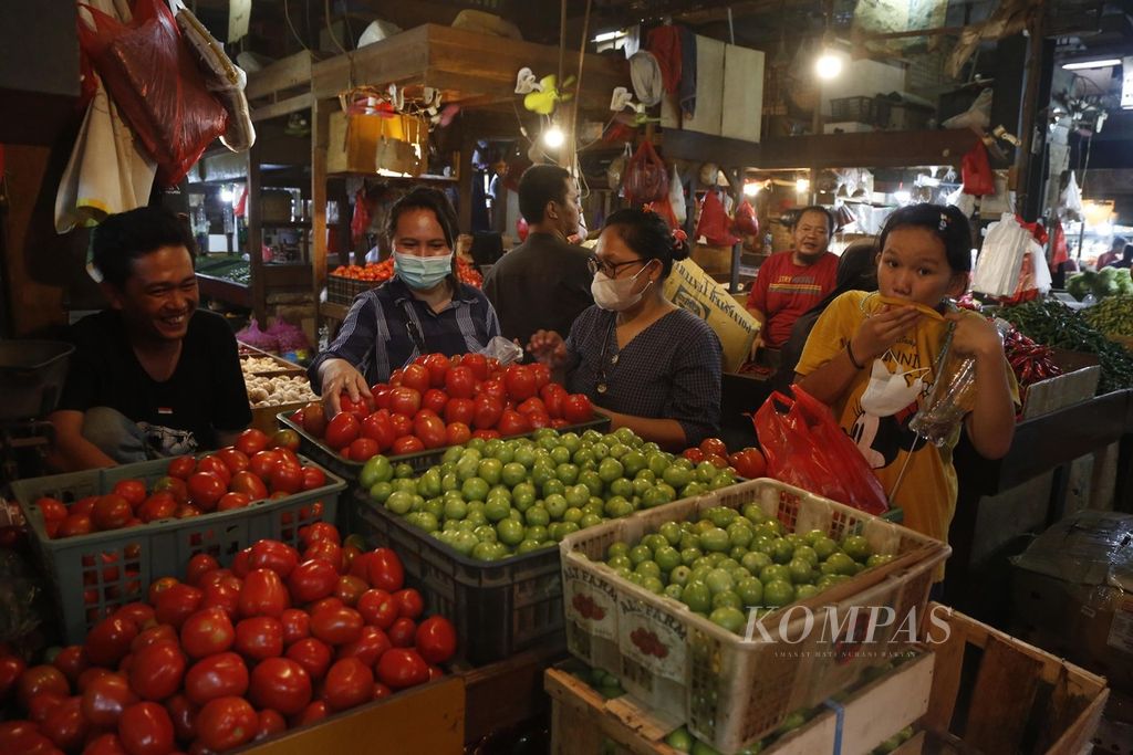 Pedagang bahan pangan melayani pembeli di Pasar Senen, Jakarta, Kamis (29/6/2023). Kenaikan harga pangan menjadi salah satu faktor pemicu meningkatnya pengeluaran per kapita penduduk Indonesia. 