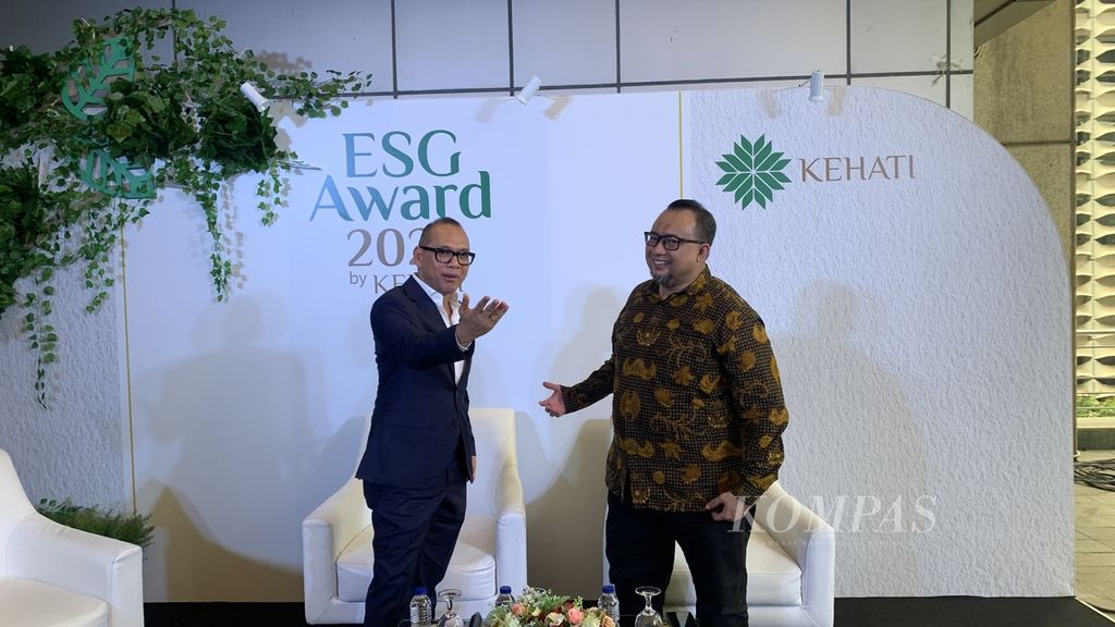 Direktur Eksekutif Yayasan KEHATI Riki Frindos (kiri) dan Ketua Program Studi Manajemen Universitas Prasetya Mulya Agus Salimi (kanan) saat konferensi pers ESG Award 2023 di Jakarta, Kamis (27/7/2023).
