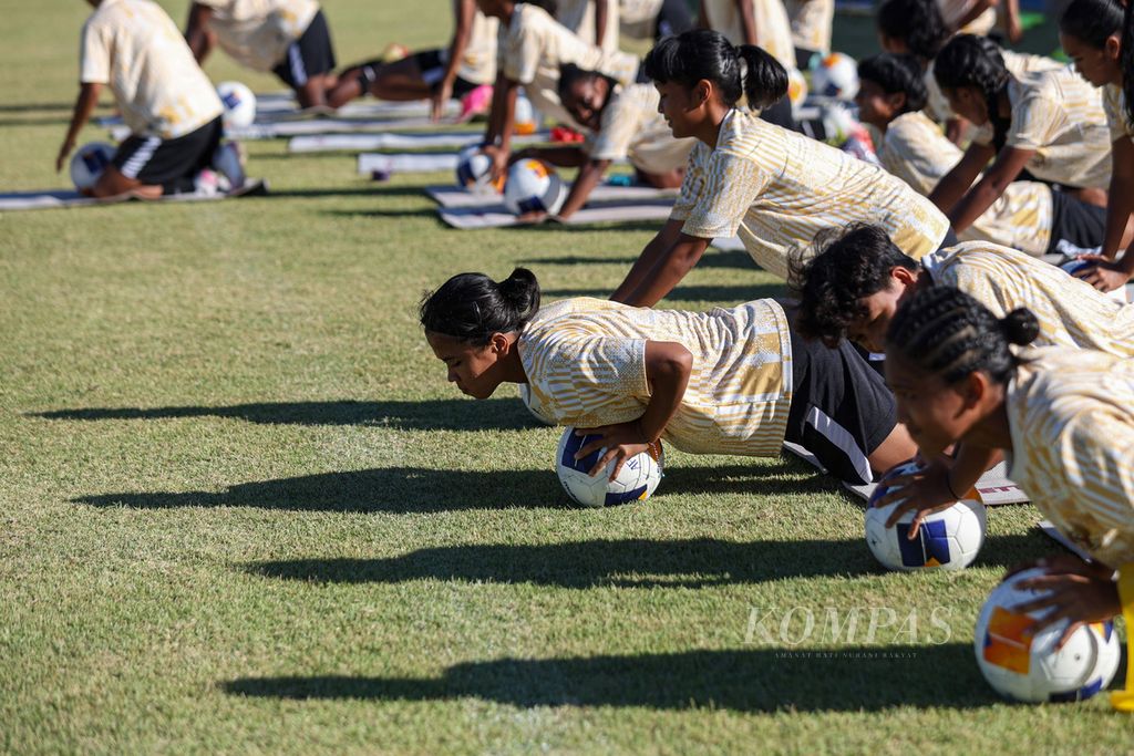 Para pemain tim putri Indonesia U-17 melakukan latihan di Stadion Ngurah Rai, Denpasar, Bali, Selasa (7/5/2024). Indonesia melakukan latihan menjelang laga melawan Korea Selatan. 