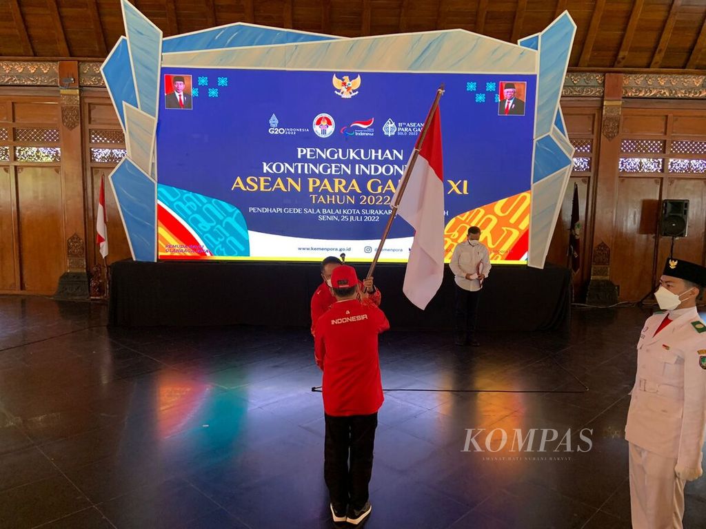 Menteri Pemuda dan Olahraga Zainudin Amali menyerahkan bendera Merah Putih kepada Ketua Kontingen Indonesia Andi Herman dalam kegiatan pengukuhan kontingen Indonesia untuk ASEAN Para Games 2022 di Balaikota Surakarta, Senin (25/7/2022)