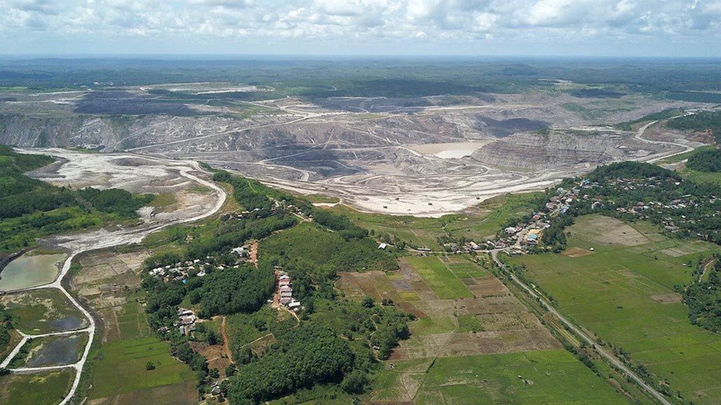 Eksploitasi tambang batubara hampir menguasai penuh Desa Mulawarman, Kutai Kartanegara, Kalimantan Timur, Selasa (20/11/2018).