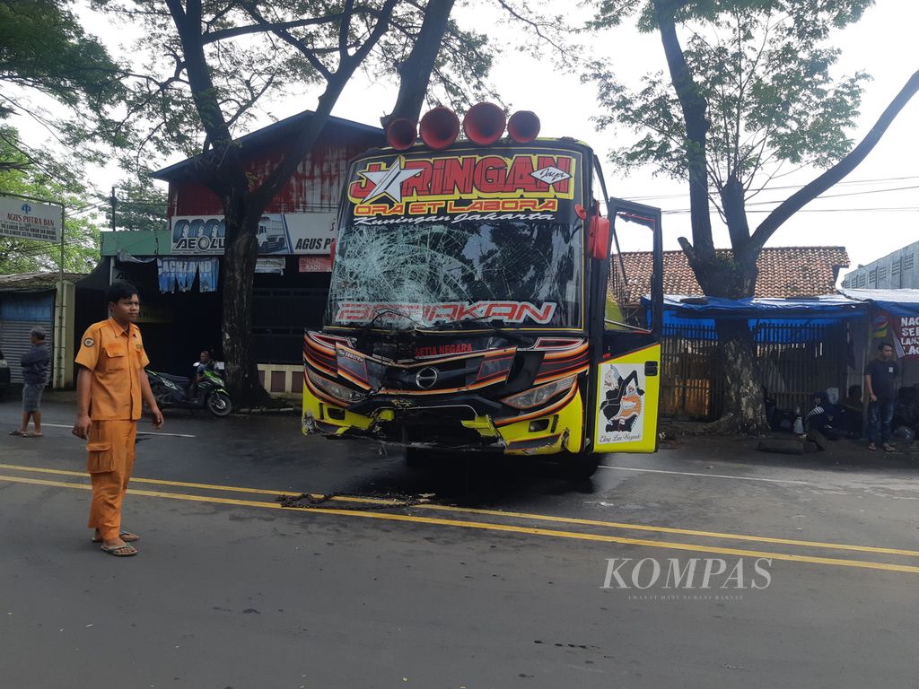 Petugas bersiap mengevakuasi Bus Setianegara yang terlibat kecelakaan di Jalan Kapten Samadikun, Kota Cirebon, Jawa Barat, Rabu (8/3/2023). 