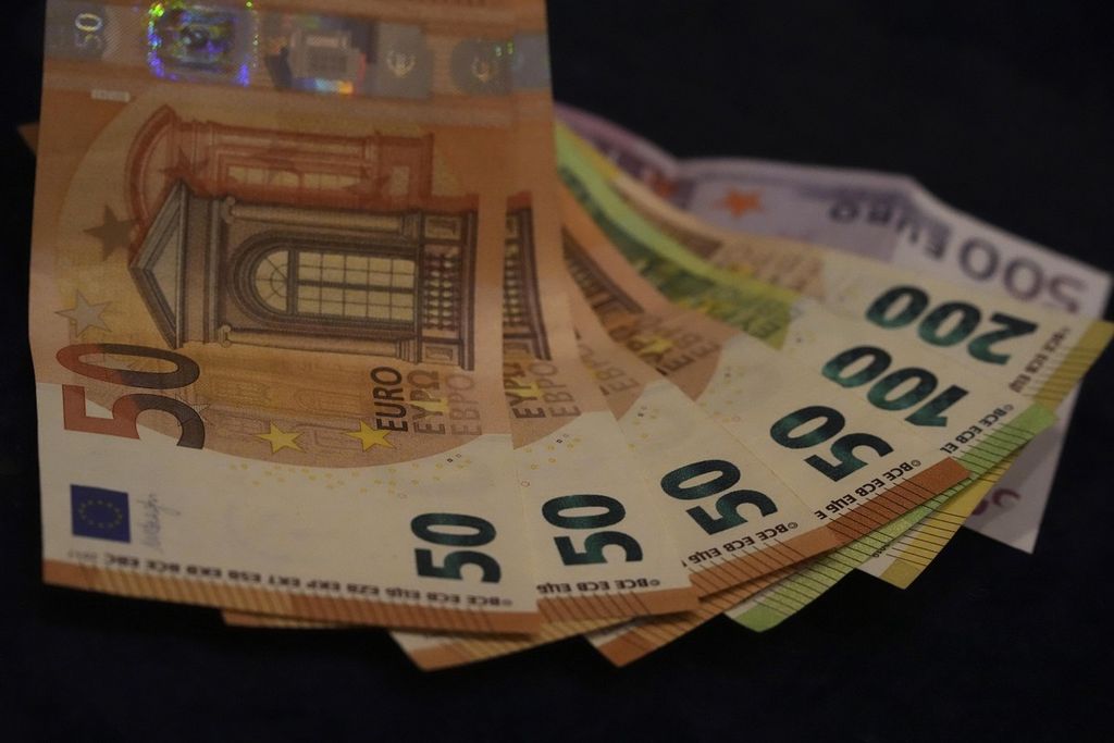 Sejumlah uang kertas Euro diletakkan di sebuah meja pada 30 Maret 2022 di Muenchen, Jerman. Inflasi tahunan di 19 negara zona Eropa terus meningkat. 
