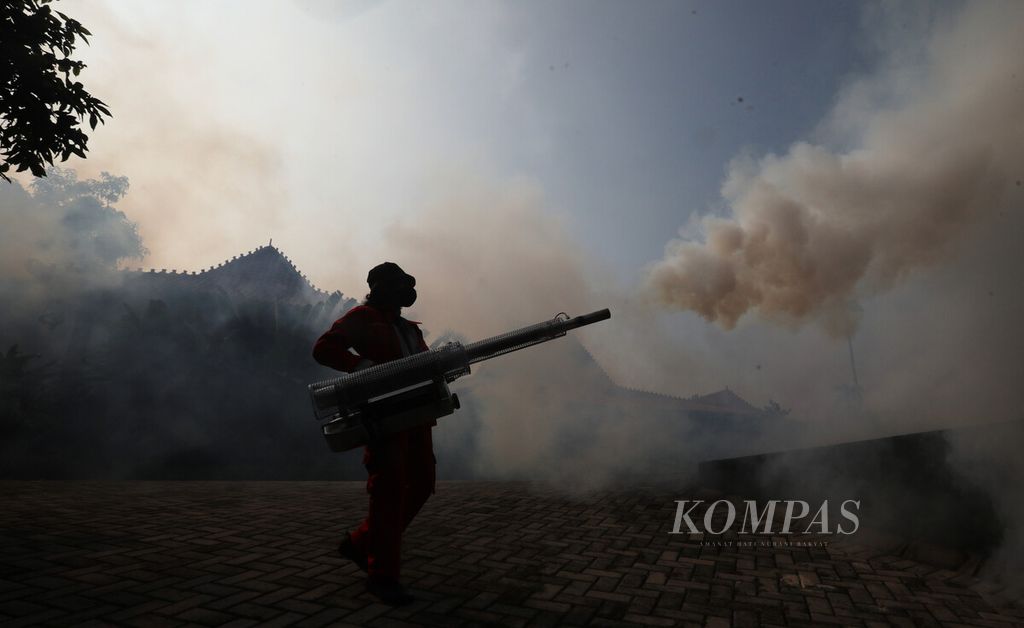 Petugas Puskesmas Pasar Minggu melakukan pengasapan (<i>fogging</i>) nyamuk demam berdarah di Kelurahan Kebagusan, Kecamatan Pasar Minggu, Jakarta Selatan, awal Juni 2021.    
