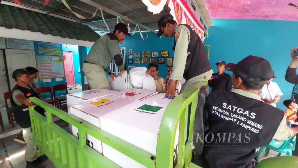 Petugas membawa logistik pemilu dari TPS 19 Kelurahan Way Kandis, Kecamatan Tanjung Senang, Kota Bandar Lampung, menuju kantor kelurahan pada Rabu (14/2/2024). Pemungutan suara di TPS itu dihentikan karena adanya dugaan pelanggaran pemilu. 