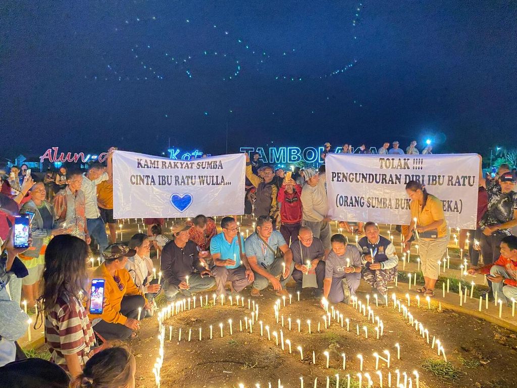 Ratusan orang hadir dalam acara Malam 73.000 Lilin yang digelar di Tambolaka, Kabupaten Sumba Barat Daya, Nusa Tenggara Timur, Minggu (17/3/2024) malam. Mereka menilai, Ratu Ngadu Bonu Wulla, caleg DPR peraih suara terbanyak dari Partai Nasdem, dizalimi. 