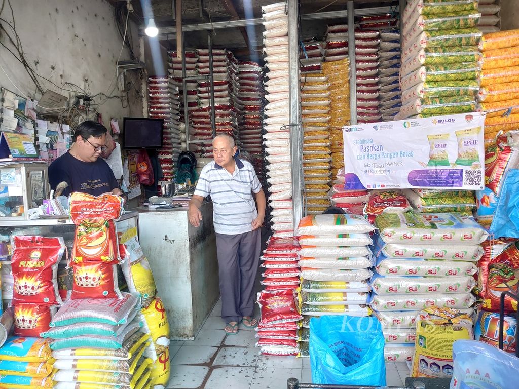 Suasana di Toko Beras Tugu Makmur di Pasar Tugu, Kota Bandar Lampung, Senin (11/9/2023). Sejak harga beras naik, masyarakat banyak mencari beras Bulog.