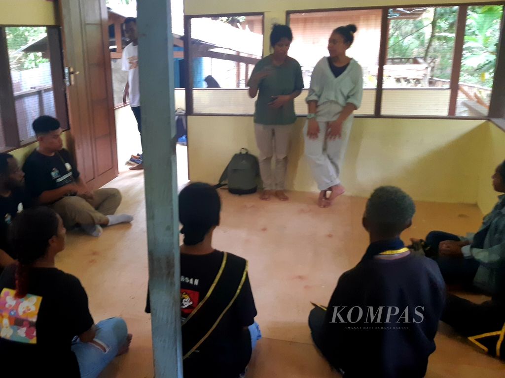 Suasana pelatihan Bahasa Isyarat Indonesia di Pusat Pelatihan Komunitas Hena Uwakhe Imea, di Kabupaten Jayapura, Papua, Jumat (14/7/2023). Tempat ini menjadi pusat pelatihan bagi sekitar 20 komunitas masyarakat di Jayapura.