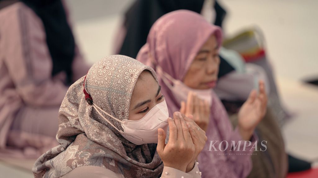Umat Islam berdoa setelah menjalankan shalat Idul Fitri 1443 Hijriah di pintu barat Jakarta International Stadium (JIS) di Tanjung Priok, Jakarta Utara, Senin (2/5/2022).
