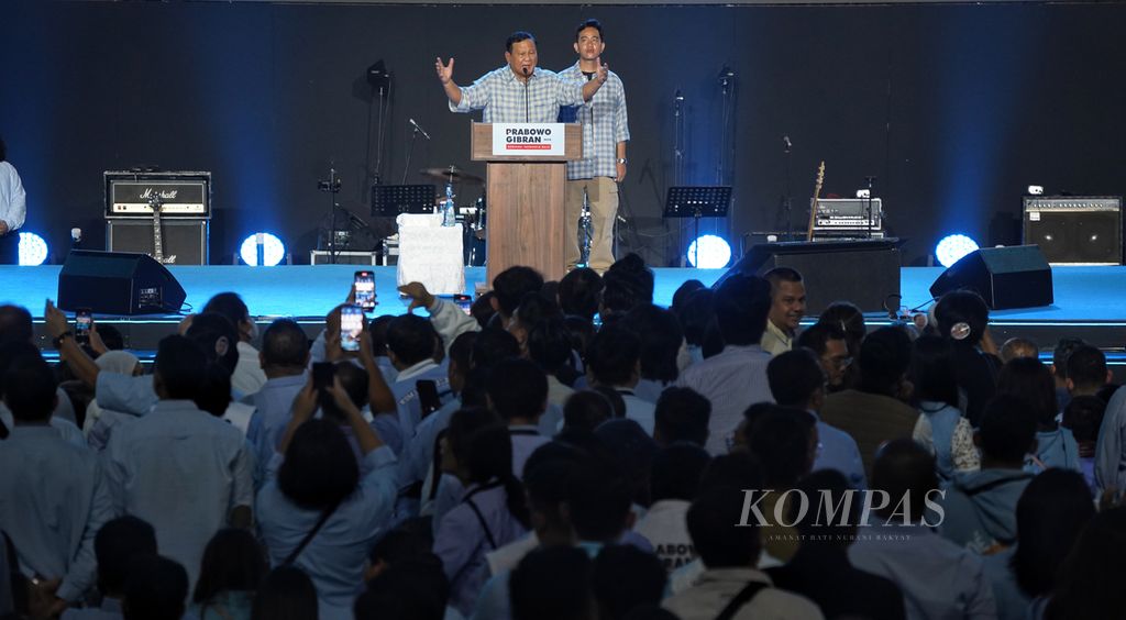 Pasangan calon presiden-wakil presiden, Prabowo Subianto dan  Gibran Rakabuming Raka, saat menyampaikan Pidato Kemenangan di Pilpres 2024, di Istora Gelora Bung Karno, Jakarta, Rabu (14/2/2024). 