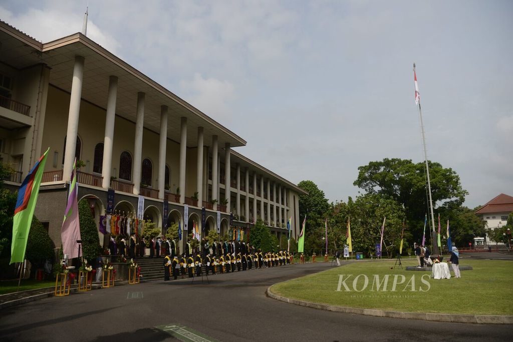Ilustrasi. Universitas Gadjah Mada menggelar upacara wisuda program pascasarjana di halaman Balairung UGM, Yogyakarta, Rabu (21/10/2020). Upacara tersebut digelar secara daring dan luring dengan menghadirkan 20 perwakilan wisudawan. 