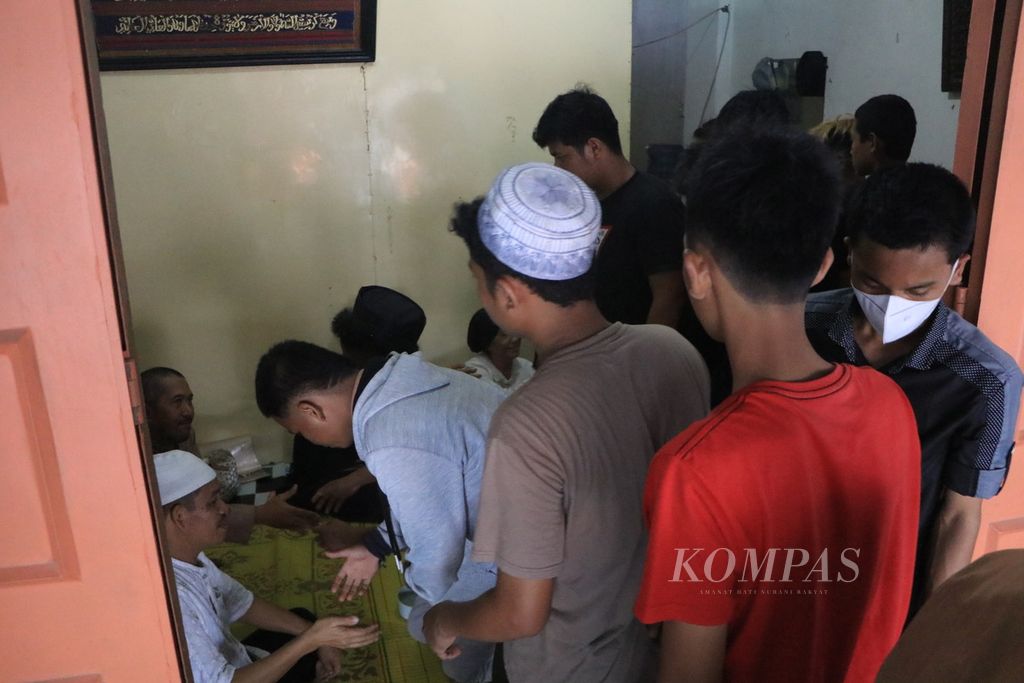 Para pelajar dari SMK Negeri 9 Medan berkumpul di rumah duka temannya, Eko Farid Azam (16), yang meninggal akibat tawuran antar-pelajar di Medan, Sumatera Utara, Sabtu (26/11/2022).