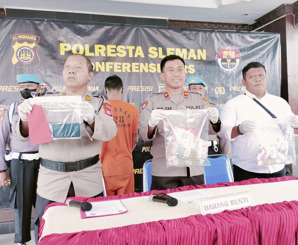 Jajaran Polresta Sleman memperlihatkan barang bukti yang disita dari pelaku pembuang dua bayi kembar di Kali Buntu, Kecamatan Berbah, Sleman. dalam acara konferensi pers yang digelar di Markas Polresta Sleman, Senin (18/9/2023).