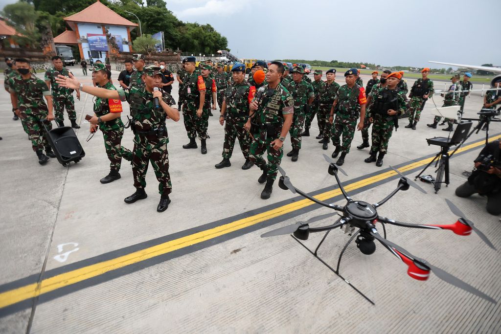 Panglima TNI Jenderal TNI Andika Perkasa (tengah) meninjau sejumlah pesawat nirawak saat memantau persiapan sejumlah alusista pertahanan udara untuk pengamanan KTT G20 di Base Ops Pangkalan TNI Angkatan Udara I Gusti Ngurah Rai, Bali, Senin (7/11/2022). 