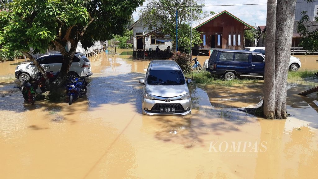 Desa Ramang, Kecamatan Banama Tingang, Kabupaten Pulang Pisau, terendam banjir pada Sabtu (17/4/2021). Banjir selalu menghantui desa yang tepat berada di pinggir Sungai Kahayan itu.