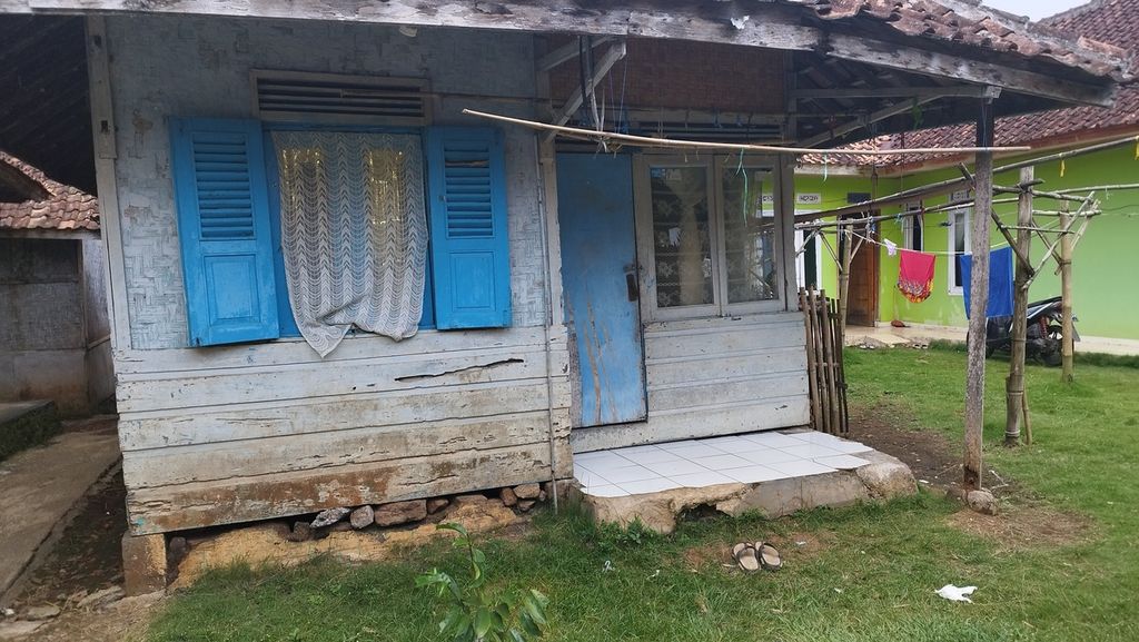 Penampakan rumah Halimah yang berada di Kampung Sudi Mampir, Desa Kademangan, Kecamatan Mande, Kabupaten Cianjur, Jawa Barat, Sabtu (21/1/2023). 