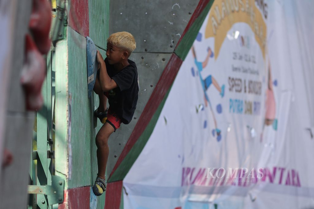 Peserta lomba kategori <i>speed </i>klasik berusaha menyelesaikan perlombaan saat mengikuti kegiatan Festival Panjat Tebing Anak Nusantara di Stadion Mandala Krida, Yogyakarta, Sabtu (2/7/2022). Kegiatan yang melombakan kategori <i>speed</i> klasik dan <i>boulder</i> ini diikuti 310 anak usia 6-15 tahun dari sejumlah daerah. Selain untuk mengisi masa libur sekolah, kegiatan ini untuk memupuk tumbuhnya bibit atlet panjat tebing yang mampu berprestasi.