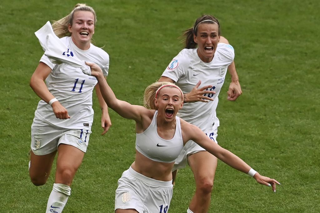 Pemain Inggris, Chloe Kelly (tengah), melepas kaus saat merayakan gol yang diciptakannya ke gawang Jerman, pada laga final Piala Eropa Putri 2022 yang digelar di Stadion Wembley, London, Inggris, Senin (1/8/2022) dini hari WIB. Gol kemenangan ini diciptakan pada menit ke-111 di babak perpanjangan waktu. Inggris menang 2-1 atas Jerman. 
