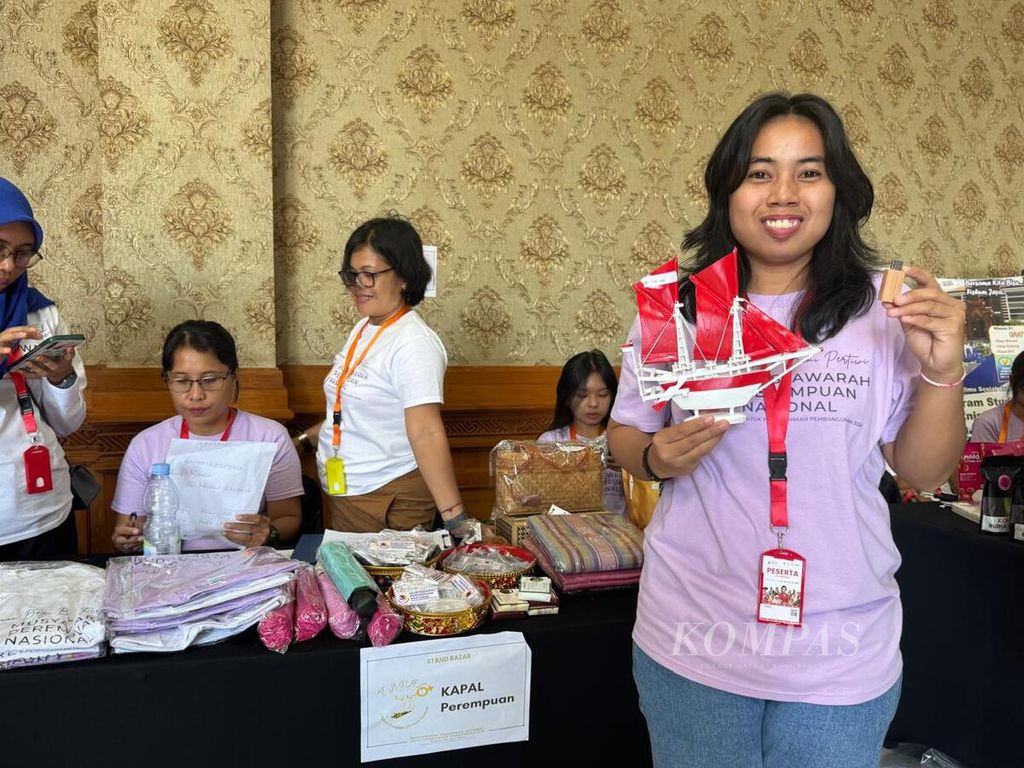 Participant of the 2024 Women's National Congress, Fitri Ramadani (far right), who is also the Chairperson of the Young Women's School in Pulau Sabutung, Pangkajene Islands Regency (Pangkep), South Sulawesi, holding the works of women in the islands on Friday (19/4/2024), in Badung, Bali.
