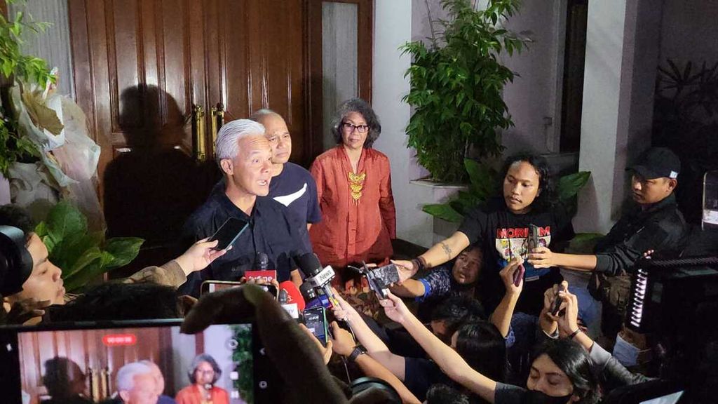 Calon presiden Ganjar Pranowo menjawab pertanyaan media seusai bertemu Menteri Lingkungan Hidup di era Soeharto yang sekaligus ekonom Emil Salim di kediaman Emil Salim di Jalan Taman Patra XIV, Jakarta, Sabtu (27/1/2024) malam.