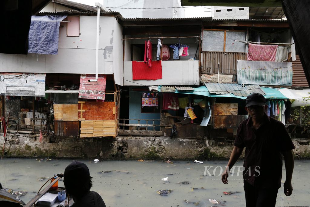 Suasana permukiman padat di tepian anak Kali Ciliwung yang membelah kawasan Tanah Abang, Jakarta Pusat, Jumat (30/9/2022). Pada APBN 2023 yang baru disahkan, pemerintah memasang target ambisius untuk menekan angka kemiskinan di kisaran 7,5 sampai 8,5 persen di tengah tren inflasi dan ancaman resesi global tahun depan.