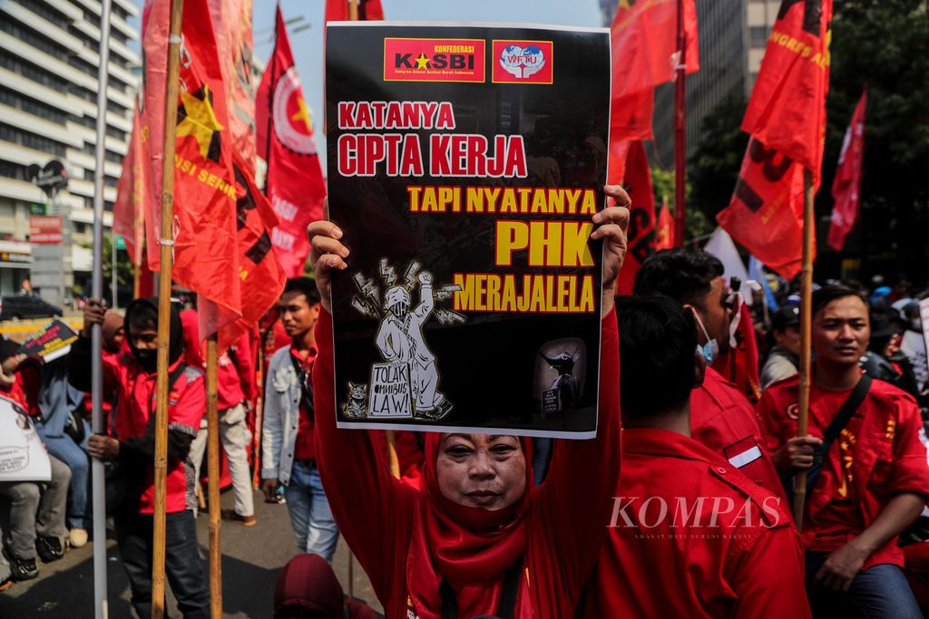 Demonstran mengangkat poster berisi tuntutan mereka saat aksi di Jalan MH Thamrin, Jakarta, Kamis (10/8/2023). Ribuan peserta aksi yang terdiri dari organisasi-organisasi buruh melakukan aksi di Jalan MH Thamrin. Peserta aksi menuntut kenaikan upah minimum sebesar 15 persen tahun 2024. Mereka juga meminta pemerintah mencabut Undang-Undang Cipta Kerja. Aksi ini menutup sepanjang Jalan MH Thamrin sampai Patung Kuda Arjuna Wiwaha.