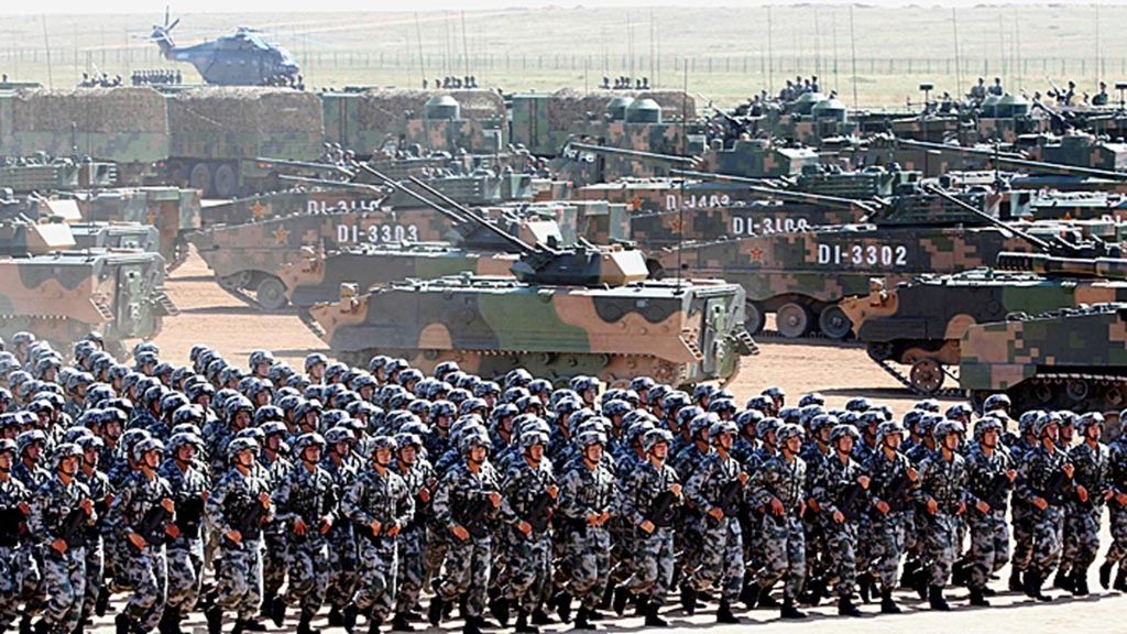 Arsip foto menunjukkan Tentara Pembebasan Rakyat (PLA) China berpartisipasi dalam parade militer untuk memperingati 90 tahun berdirinya angkatan bersenjata di pangkalan pelatihan Zhurihe di Wilayah Otonomi Mongolia Dalam, China, 30 Juli 2017. 