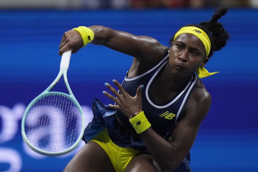 Petenis Amerika Serikat, Coco Gauff, melakukan servis saat menghadapi petenis Jerman, Tatjana Maria, pada babak kedua Amerika Serikat Terbuka di New York, Kamis (29/8/2024) pagi WIB. Coco lolos ke babak berikutnya meski tampil buruk.