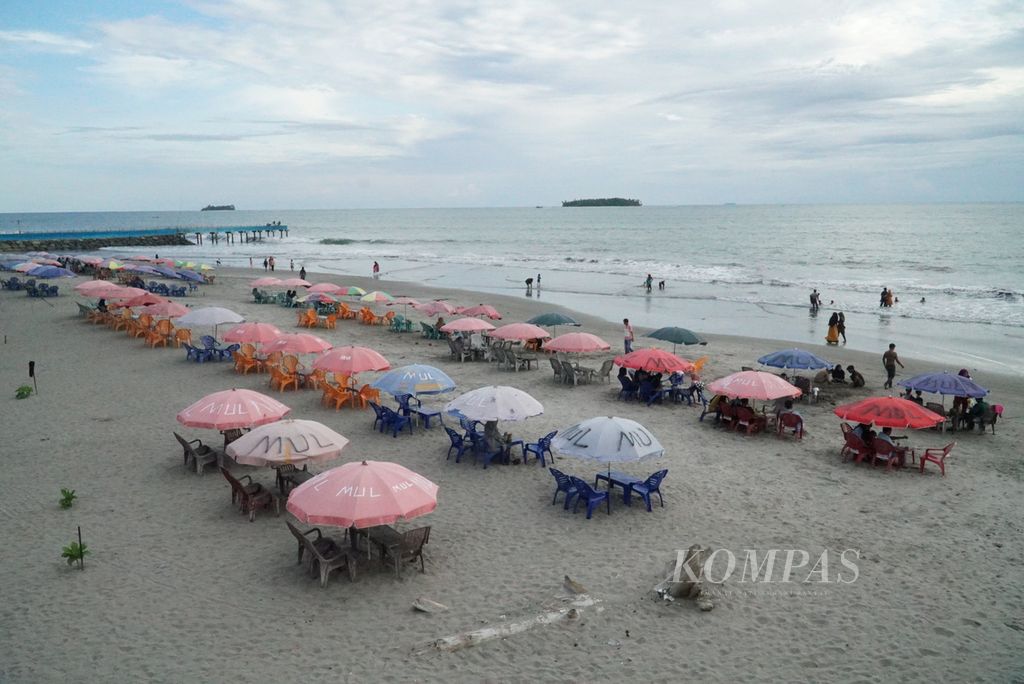 Pemandangan di obyek wisata Pantai Gandoriah, Kota Pariaman, Sumatera Barat, Jumat (14/8/2020). 