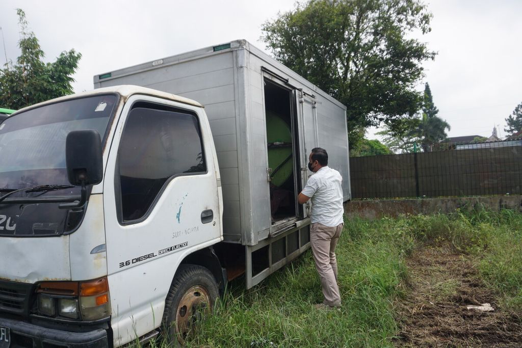 Jajaran Kepolisian Resor Kota Banyumas menunjukkan truk box yang dilengkapi tangki untuk menimbun BBM bersubsidi jenis solar di Purwokerto, Banyumas, Jawa Tengah, Kamis (8/9/2022).