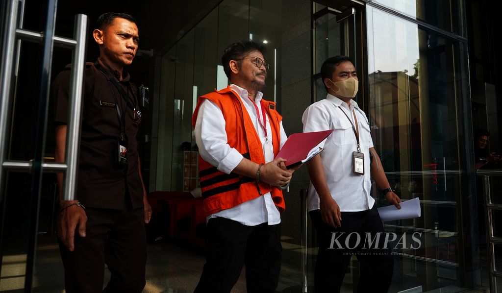 Bekas Menteri Pertanian Syahrul Yasin Limpo keluar pintu gedung Komisi Pemberantasan Korupsi, Jakarta, seusai menjalani pemeriksaan kasus dugaan korupsi yang menjerat dirinya, Senin (30/10/2023). Kata <i>bekas</i> yang bermakna netral itu bisa disematkan kepada pemangku jabatan atau kedudukan.