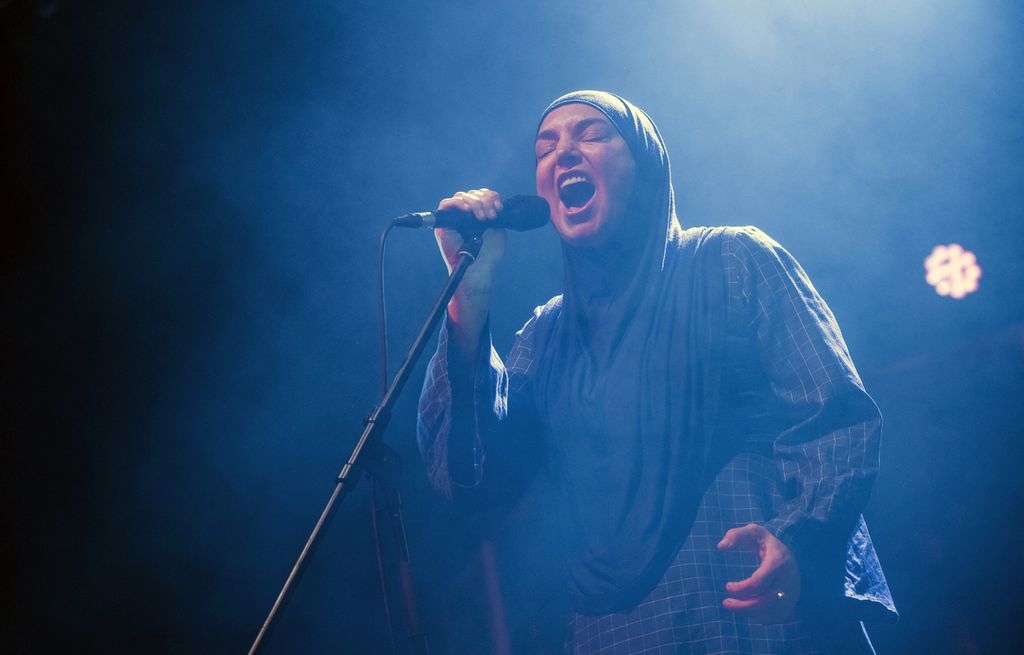Penyanyi asal Irlandia, Sinead OConnor, tampil di panggung Akvarium Klub di Budapest, Hongaria, 9 Desember 2019. Tahun 2018, OConnor mengumumkan dirinya masuk Islam dan mengubah namanya menjadi Shuhada Sadaqat. Namun, dia terus tampil dengan nama lahirnya.