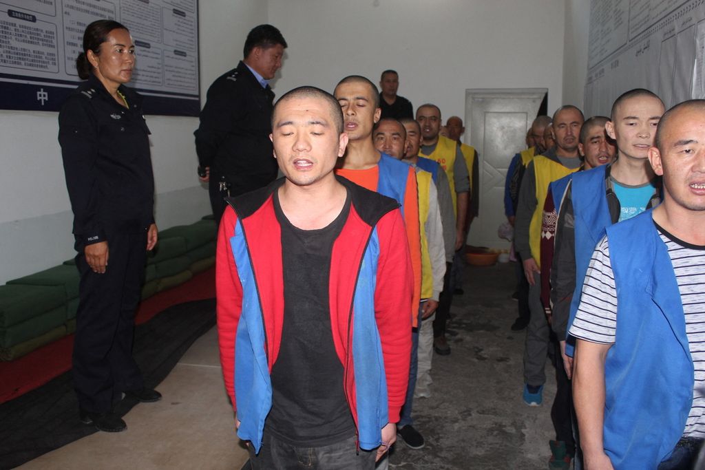 Dalam foto yang disebarkan oleh Yayasan Peringatan Korban Komunisme (VCMF) pada tanggal 24 Mei 2022 ini memperlihatkan warga Uyghur di Xinjiang yang berada di kamp indoktrinasi. Waktu persis foto ini diambil tidak diketahui. Foto termasuk data kepolisian Xinjiang yang bocor akibat peretasan.     