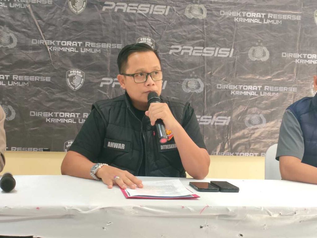 Direskrimum Polda Sumsel Kombes M Anwar Reksowidjojo memberikan keterangan mengenai kasus anggota Polres Lubuk Linggau yang menembak <i>debt collector </i>di Palembang dalam konferensi pers di Markas Polda Sumsel, Palembang, Minggu (24/3/2024). 
