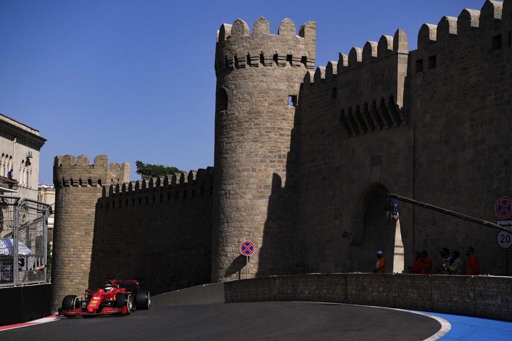 Pebalap tim Ferrar,i Charles Leclerc, mengendarai mobil pada sesi latihan bebas 2 pada F1 seri Azerbaijan di sirkuit jalanan Kota Baku, Jumat (4/6/2021).