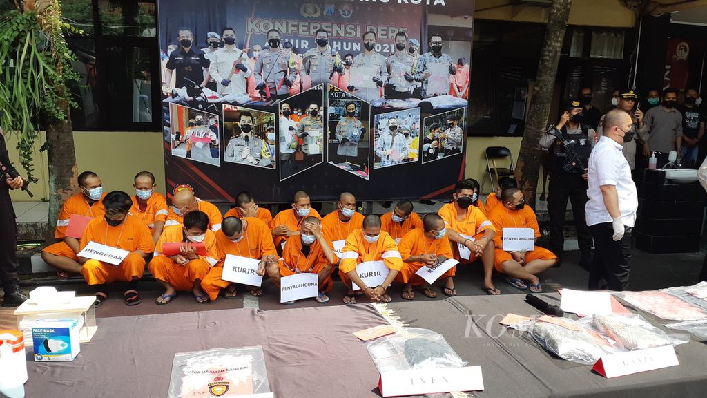 Sejumlah tersangka yang ditangkap selama Operasi Tumpas Narkoba Semeru 2022, dihadirkan saat jumpa pers di Markas Polresta Malang Kota, Jatim, Selasa (6/9/2022).