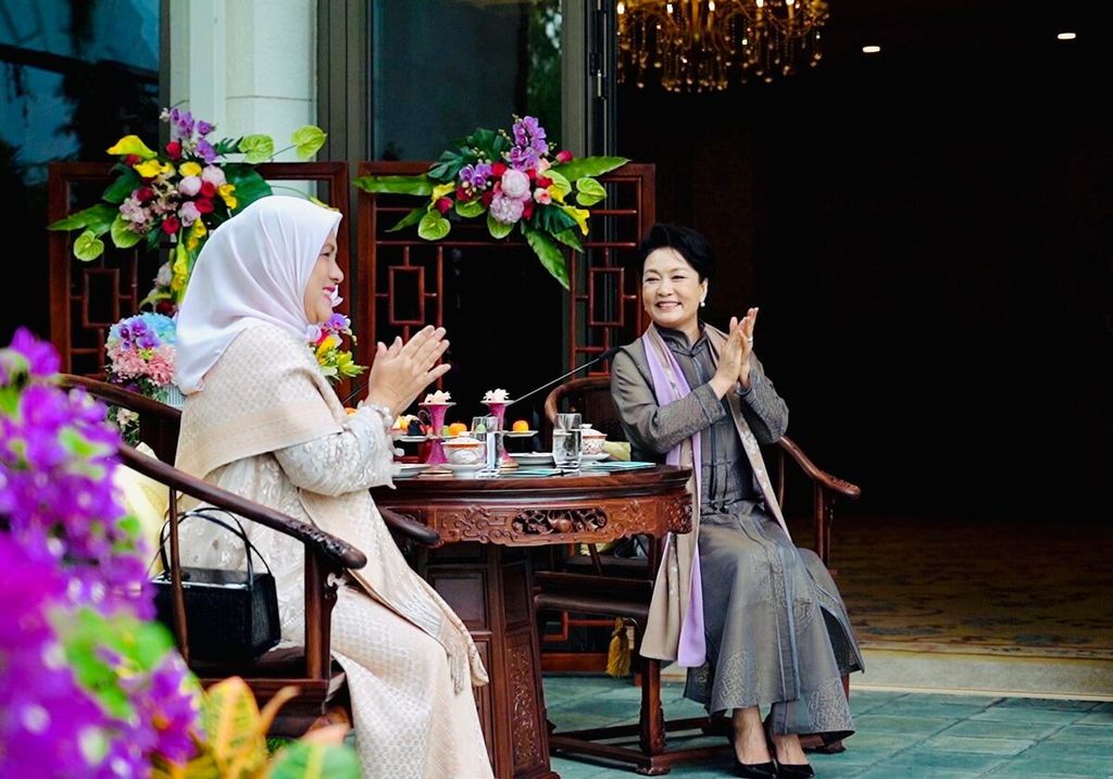 Madam Peng Liyuan menyambut Nyonya Iriana di Villa 15, Diaoyutai State Guesthouse, Beijing, Republik Rakyat Tiongkok (RRT), Senin sore (26/7/2022). Keduanya pun berbincang hangat sembari minum teh dan menikmati pertunjukan musik.