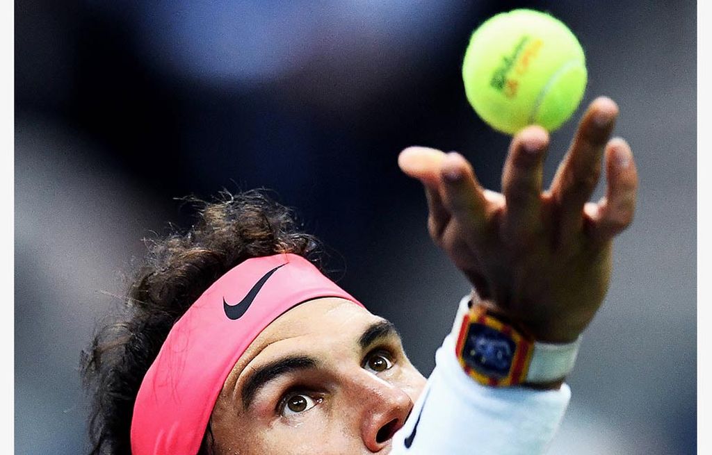  Rafael Nadal bersiap melepaskan pukulan servis saat melawan Andrey Rublev di perempat final Grand Slam Amerika Serikat Terbuka di Flushing Meadows, New York, Rabu (6/9). Nadal menang  6-1, 6-2, 6-2 dan akan bertemu Juan Martin del Potro di semifinal pada Sabtu.
