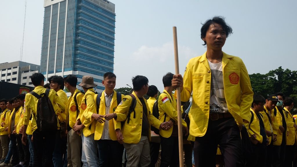 Mahasiswa menggelar aksi demonstrasi di depan gerbang DPR, Senin (23/9/2019). Mereka meminta pemerintah menuntaskan agenda Reformasi.