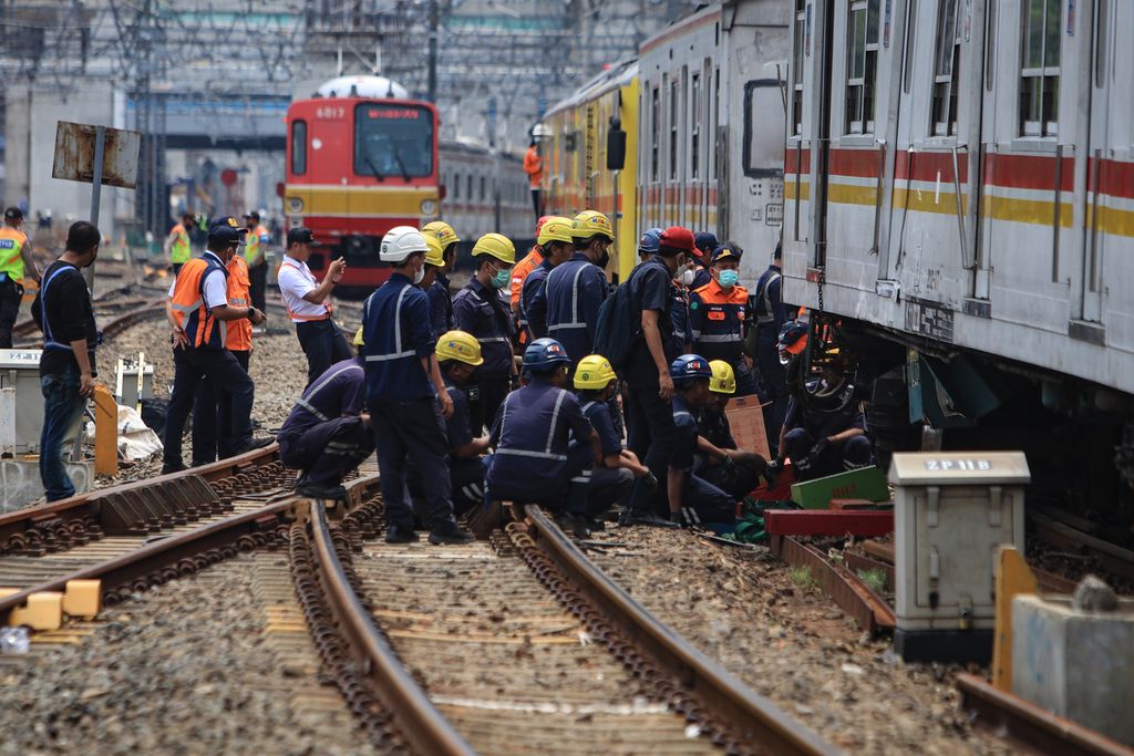 Para petugas mengevakuasi KRL yang anjlok di sekitar Stasiun Manggarai, Jakarta Selatan, Minggu (27/11/2022). 