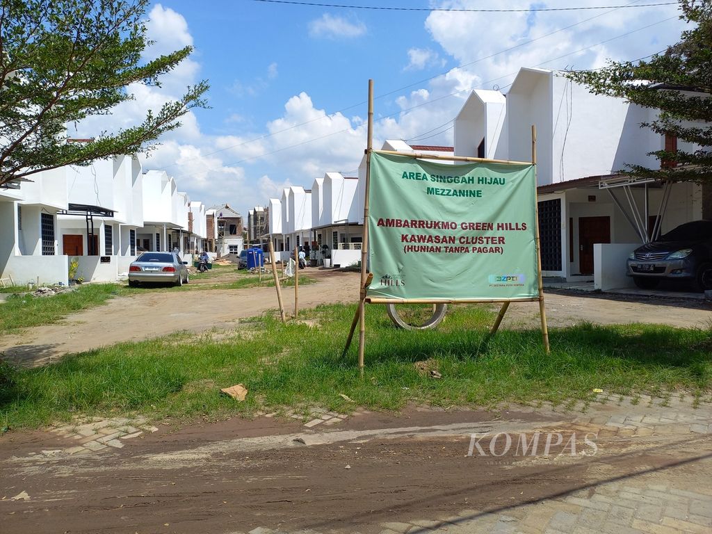 Beberapa bangunan tampak berdiri di lokasi proyek Ambarrukmo Green Hills di wilayah Nologaten, Desa Caturtunggal, Kecamatan Depok, Kabupaten Sleman, Daerah Istimewa Yogyakarta, Rabu (14/9/2022). 