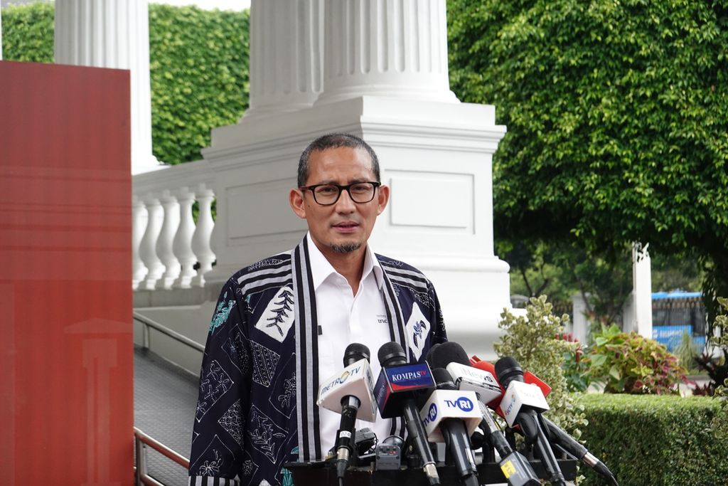 Menteri Pariwisata dan Ekonomi Kreatif Sandiaga Salahuddin Uno memberikan keterangan pers seusai rapat yang membahas kebijakan slot penerbangan domestik ataupun mancanegara di Istana Merdeka, Jakarta, Senin, 26 Desember 2022.