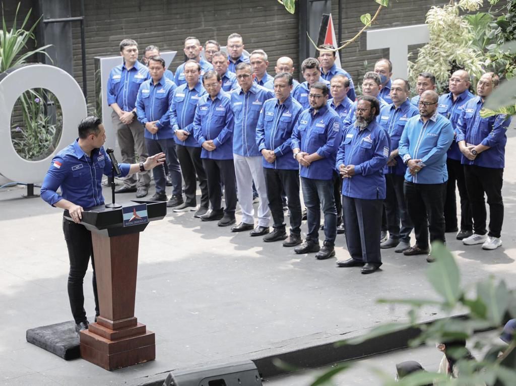 Ketua Umum Partai Demokrat Agus Harimurti Yudhoyono memberikan keterangan pers terkait kasus hukum yang menimpa Ketua DPD Partai Demokrat Papua yang juga Gubernur Papua, Lukas Enembe, di Kantor DPP Demokrat, Jakarta, Kamis (29/9/2022).