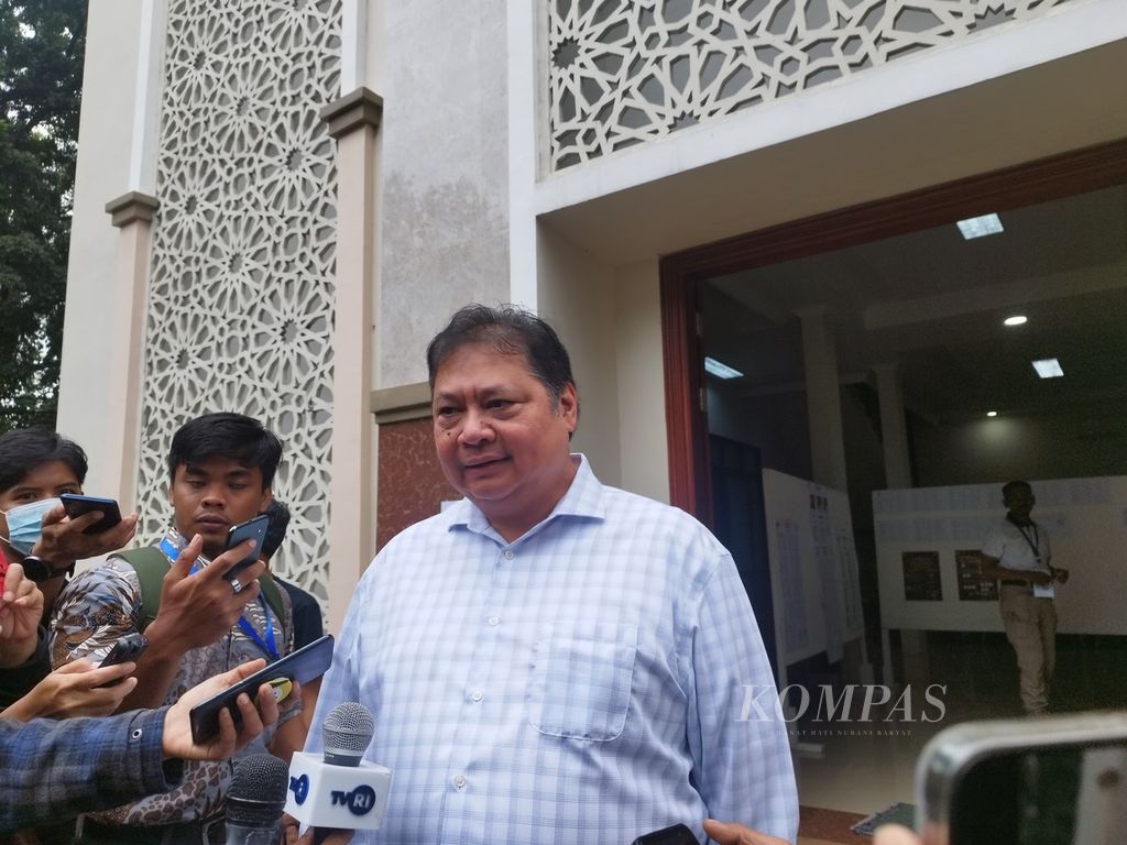 Menteri Koordinator Perekonomian Airlangga Hartarto memberikan keterangan kepada wartawan seusai memberikan suaranya dalam Pemilu 2024, Rabu, (14/2/2022).