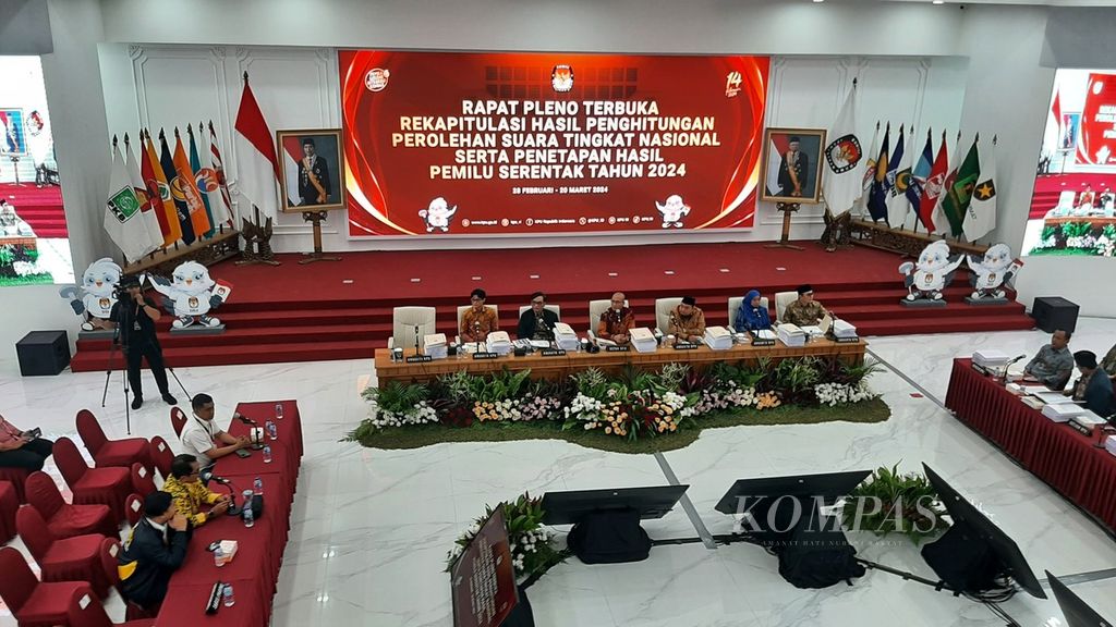 Suasana rapat pleno terbuka rekapitulasi hasil penghitungan perolehan suara tingkat nasional serta penetapan hasil pemilu serentak tahun 2024 pada hari pertama, Rabu (28/2/2024), di Kantor KPU, Jakarta. 